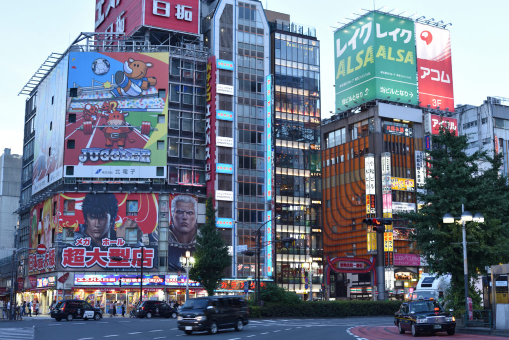 Dzielnica Shinjuku w Tokio: Zabudowania na rogu Yasukuni-dori