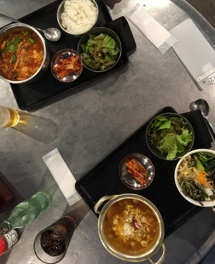 Rzut z góry na jedzenie w koreańskiej restauracji