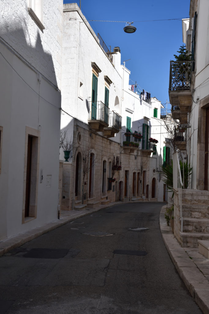 Apulia - wycieczki: wąska uliczka w Locorotondo