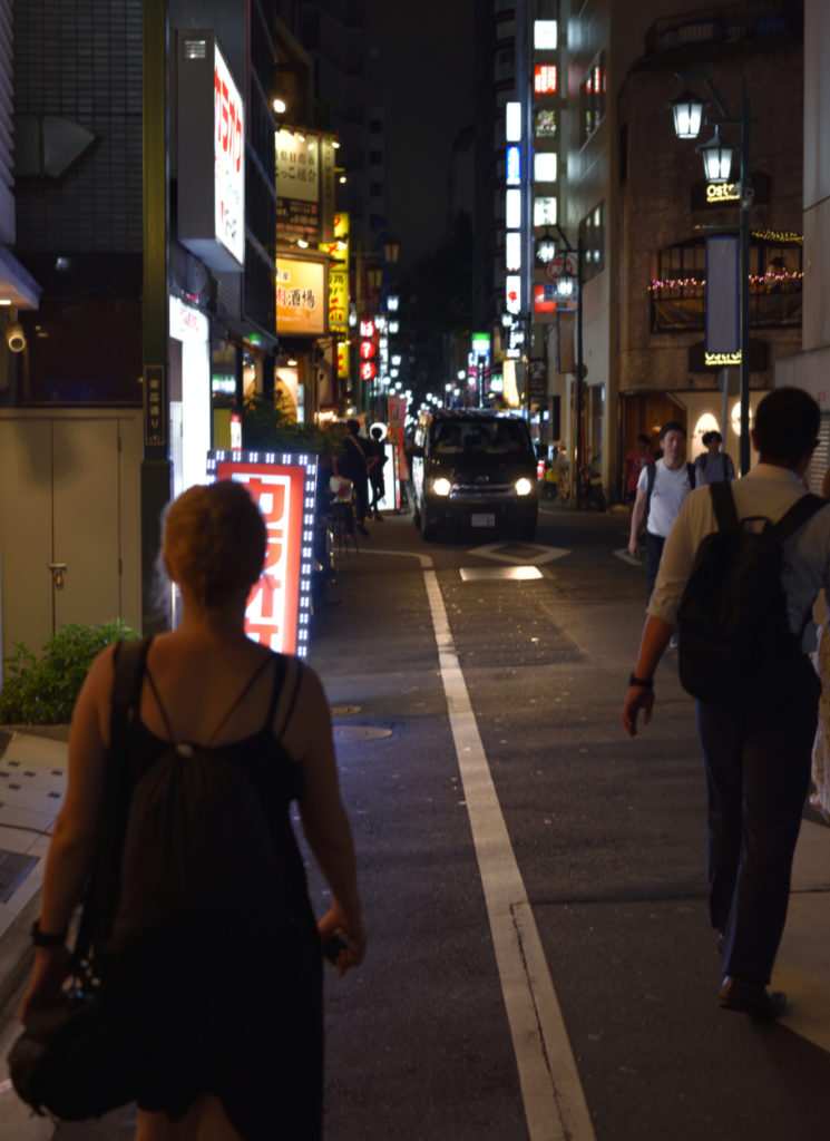 Tokio ocena i wrażenia: Wąska ulica nocą na Shinjuku