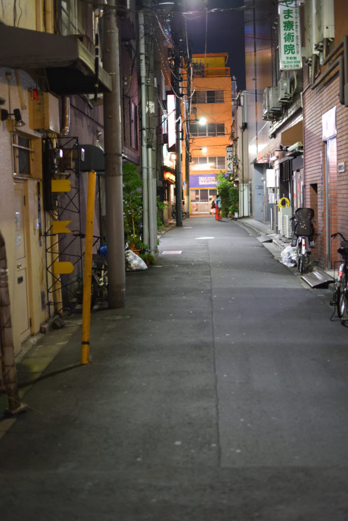 Wieczorne zdjęcie jednej z bocznych uliczek w dzielnicy Asakusa wieczorem w Tokio