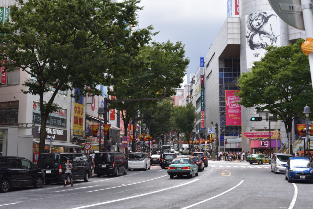 Widok słynnego skrzyżowania w dzielnicy Shibuya w Tokio