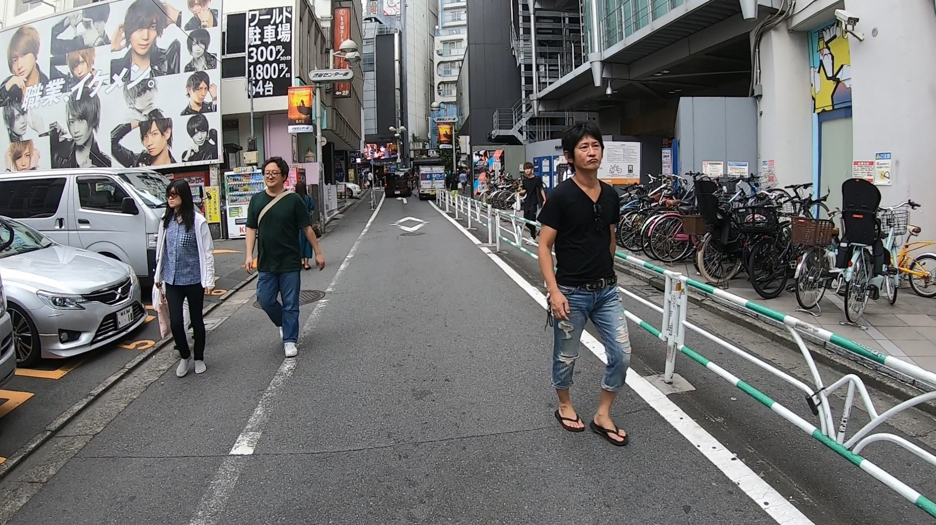 Boczna uliczka w dzielnica Shibuya  w Tokio