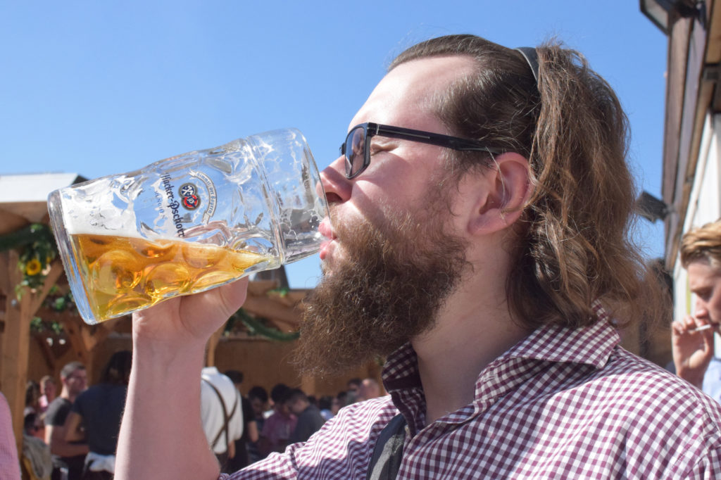 Marcin pije piwo na Oktoberfest 2019 w Monachium