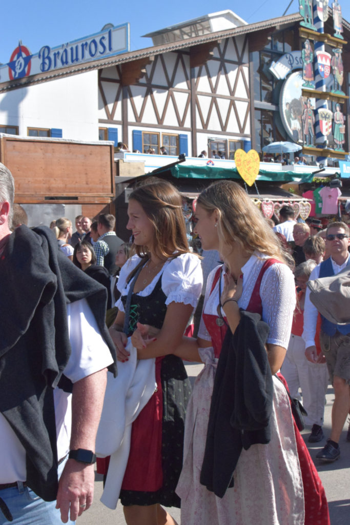 Bawarskie stroje na Oktoberfest: ładne dziewczyny ubrane w dirndl