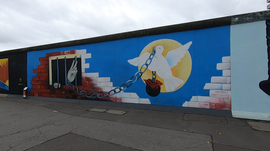 Mur Barliński - East Side Gallery - mural przedstawiający gołębia