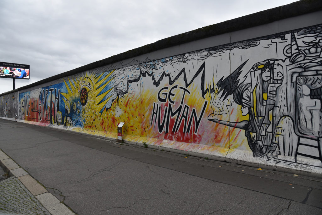 Mur Barliński - East Side Gallery - napis get human