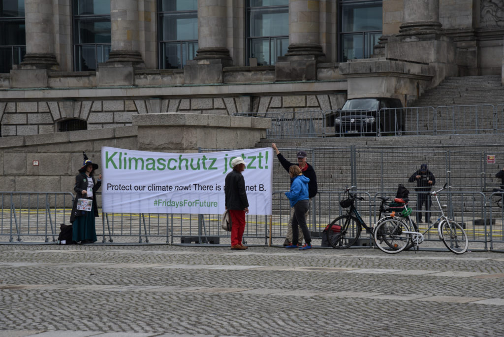 Uczestnicy protestu klimatycznego przed gmachem parlamentu Rzeszy