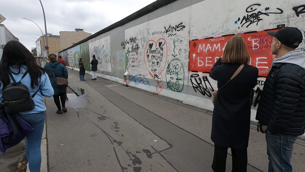 Sporo turystów przy Murze Berlińskim