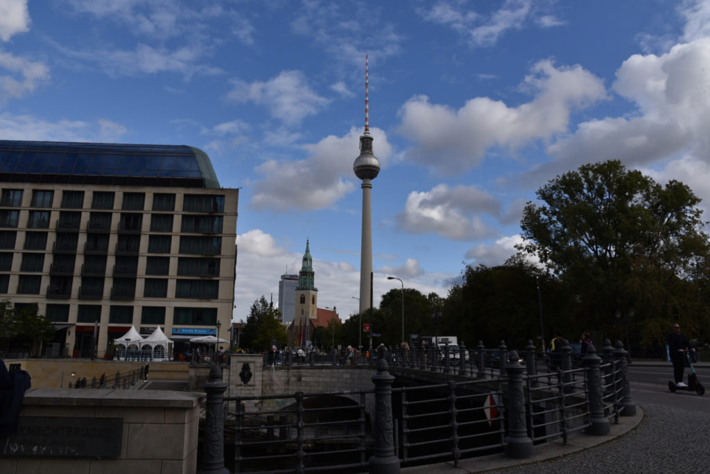 Betonowa Berlińska Wieża Telewizyjna widziana na wprost w oddali