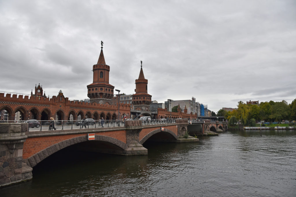 Spacer po Berlinie - Oberbaumbrücke - czerwony ceglany most z dwoma wieżyczkami