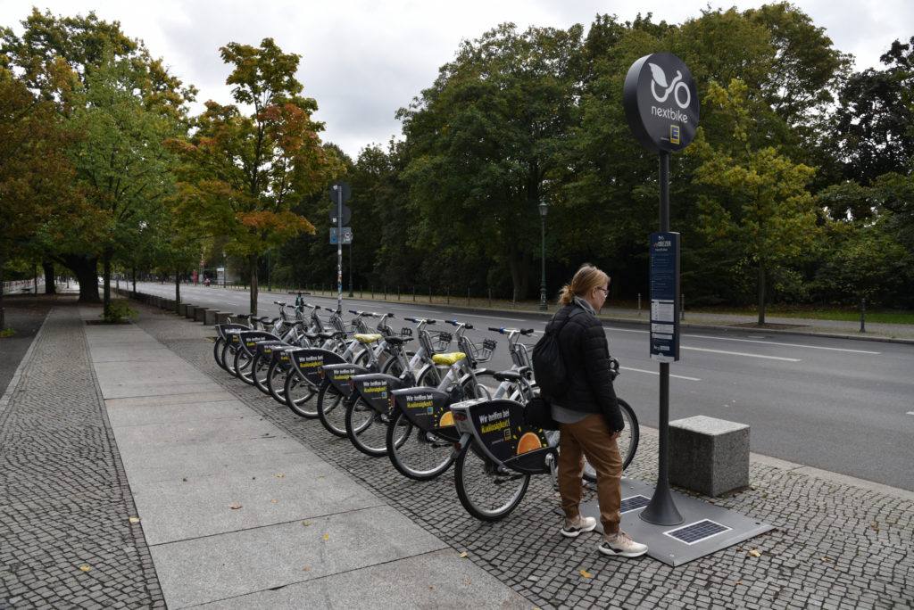City break w Berlinie: Aneta czyta instrukcję korzystania z systemu rowerów miejskich w Berlinie
