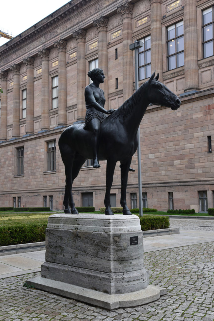 Statua na Wyspie Muzeów w Berlinie