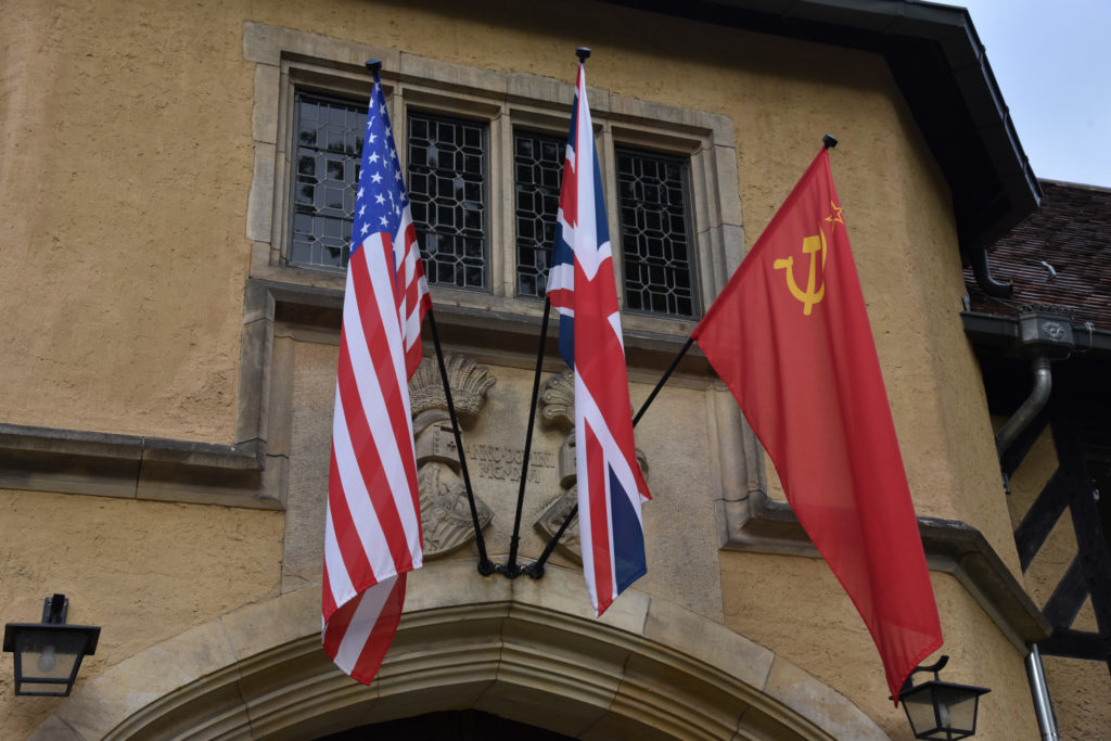 Flagi USA, Wielkiej Brytanii i ZSRR