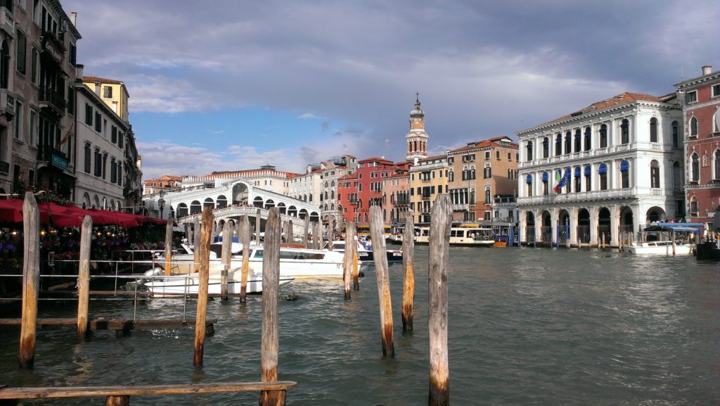 Wenecja - miasto na wodzie - Widok na most Rialto