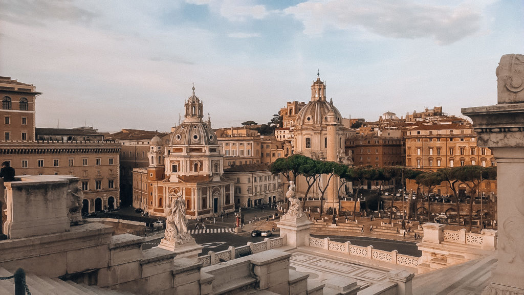Widok z pomnika Wiktora Emanuela w Rzymie przy zachodzie słońca