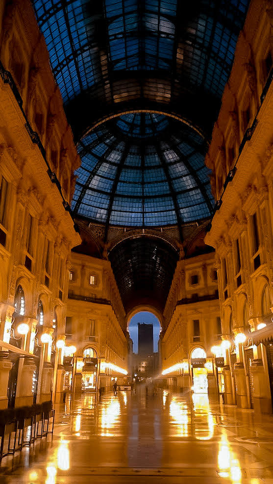 wnętrze Galerii Wiktora Emanuela II - w nocy