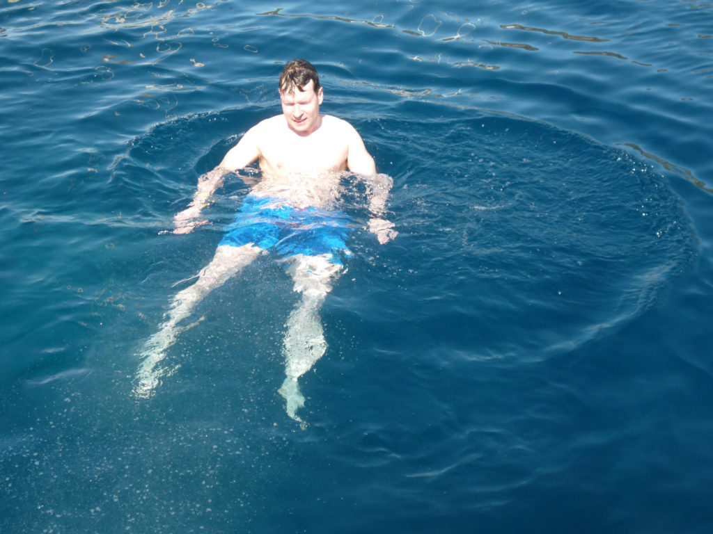 Zdjęcie bladego Marcina pływającego w Adriatyku