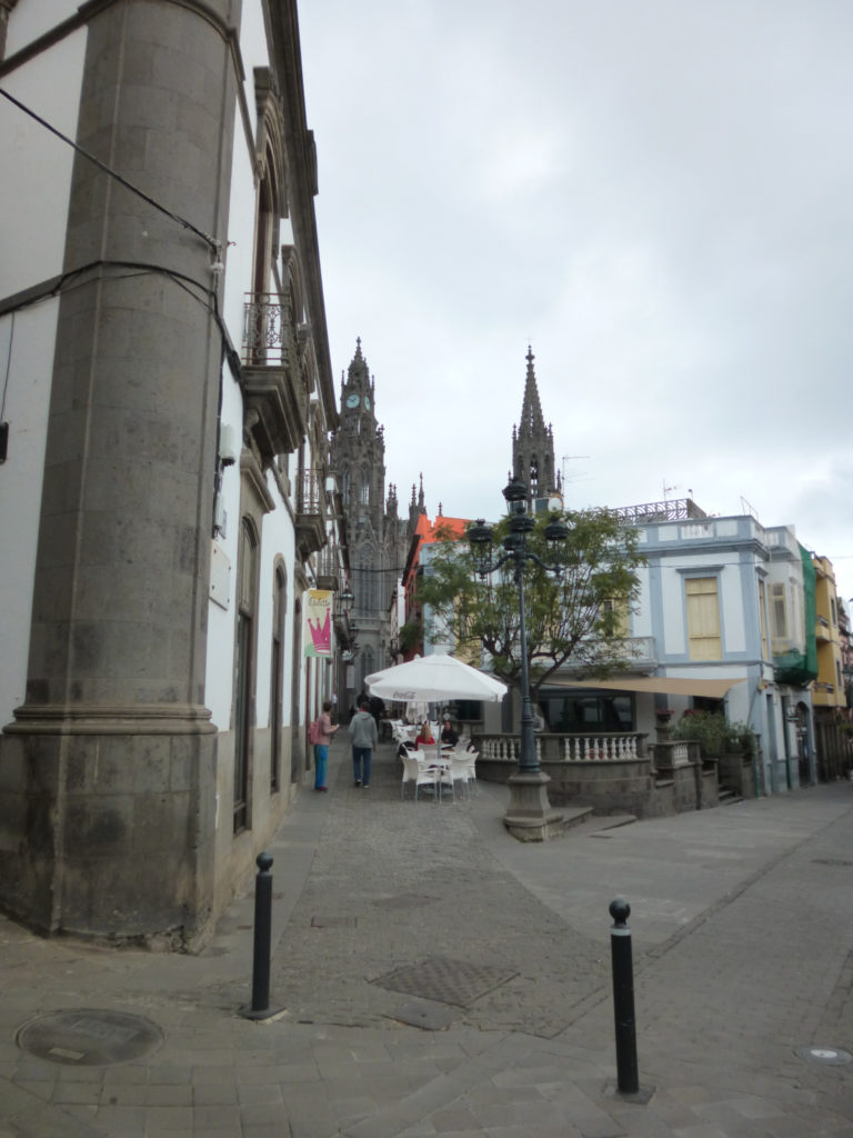 Gran Canaria - Arucas, wąska uliczka a w oddali kościół San Juan Bautista