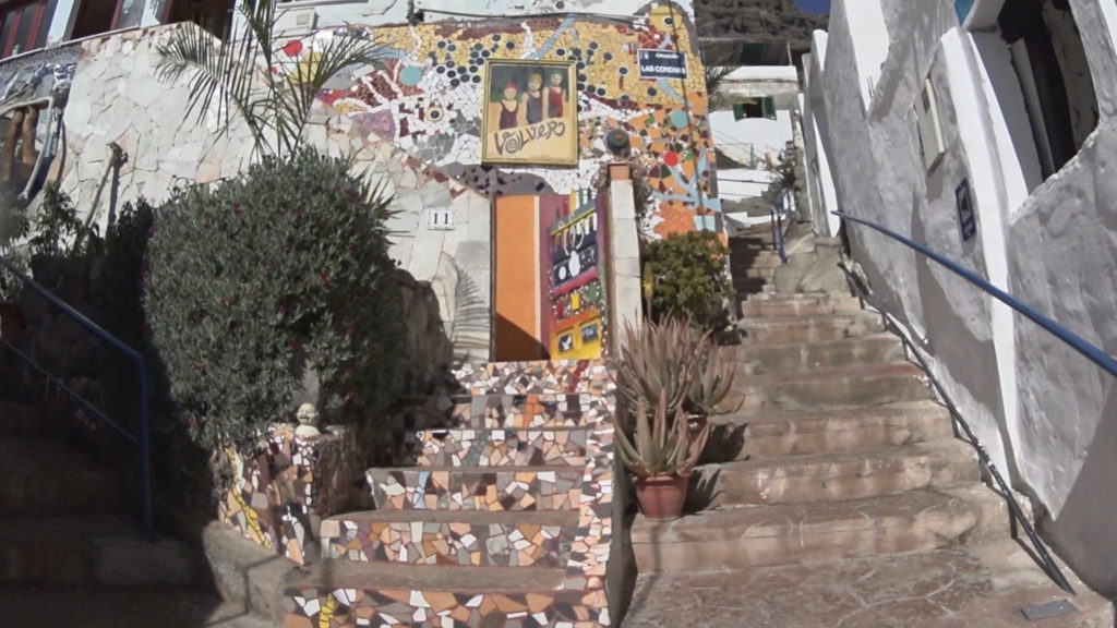 Wąska uliczka ze schodami w Puerto de Mogan