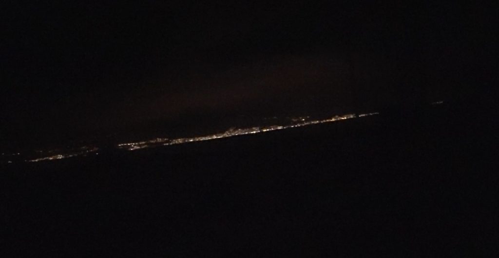 Teneryfa - światła na brzegu widziane nocą z jachtu