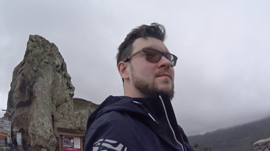 La Gomera - Marcin na tle ciekawej formacji skalnej