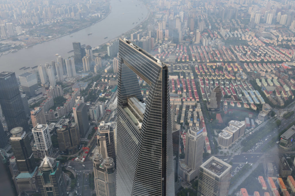 Budynek Shanghai World Financial Center widziany z tarasu widokowego Shanghai Tower
