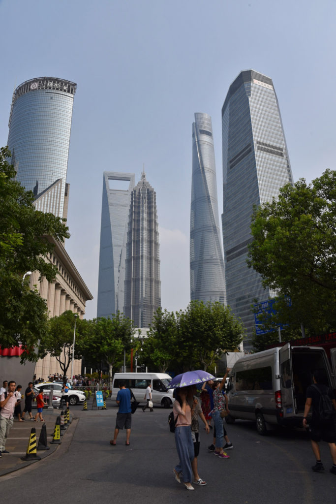 Szklana wieża Shanghai Tower w otoczeniu sąsiednich wysokościowców