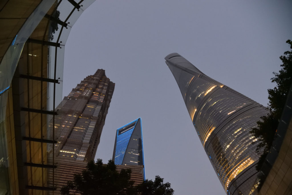 Jin Mao Tower, Shanghai World Financial Center oraz Shanghai Tower po zmierzchu widziane od dołu