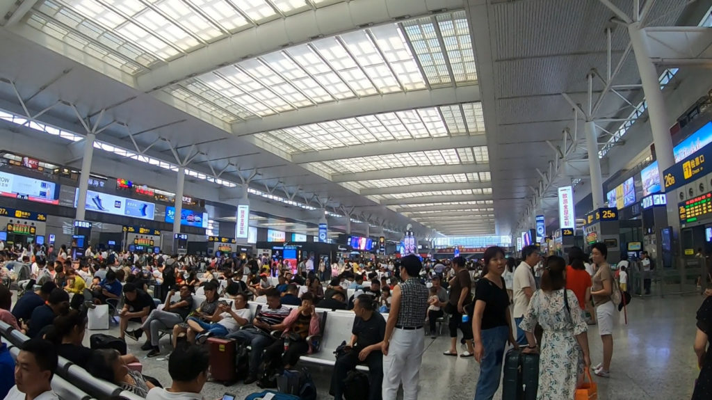 Tłumy w poczekalni na stacji Shanghai Hongqiao