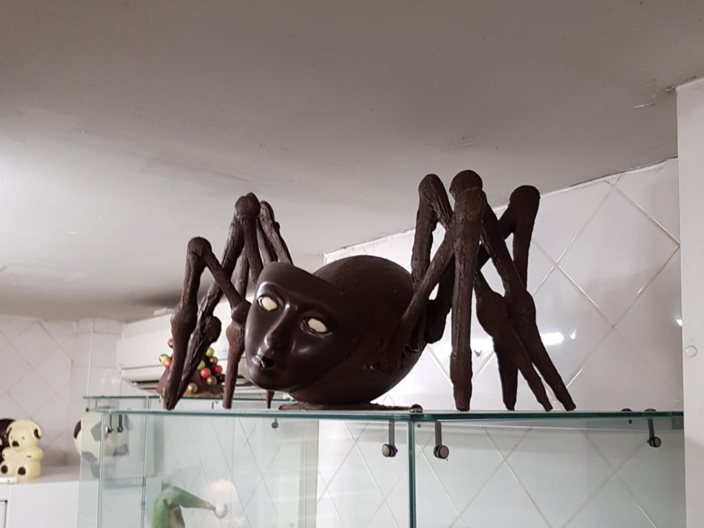 Bruksela czekolada komiksy - czekoladowy pająk w Muzeum kakao i czekolady w Brukseli
