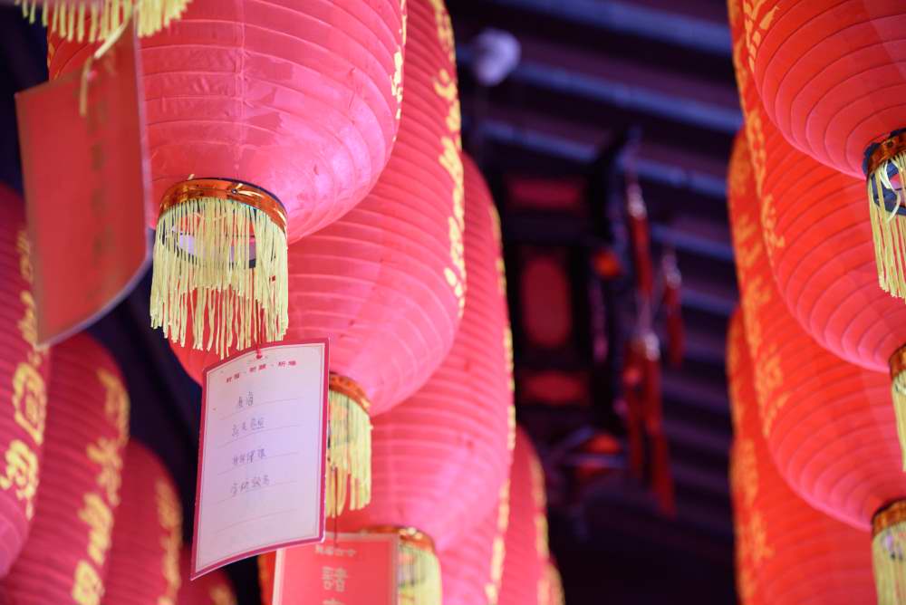 Chin - czerwone lampiony w jednej z świątyń w Sznghaju. Świątynie Szanghaju