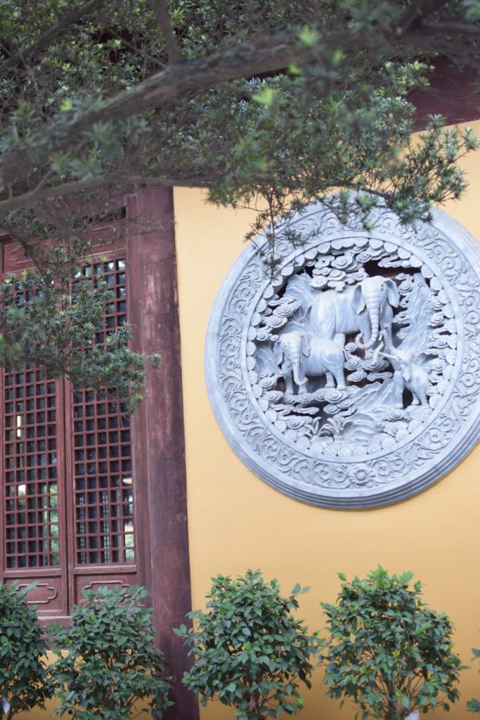detale na pawilonach w świątyni Longhua. Świątynie Szanghaju