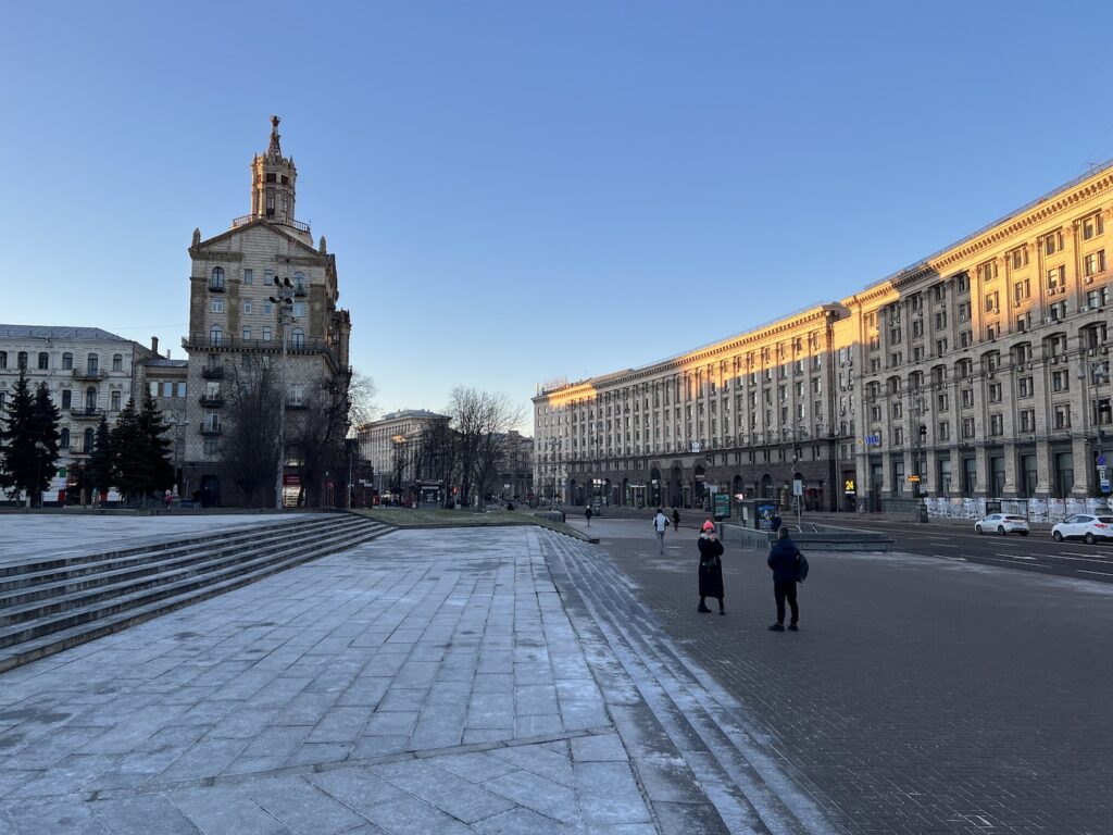 Kijów przed wojną - Plac Niepodległości w Kijowie na Ukrainie o poranku w mroźny zimowy dzień