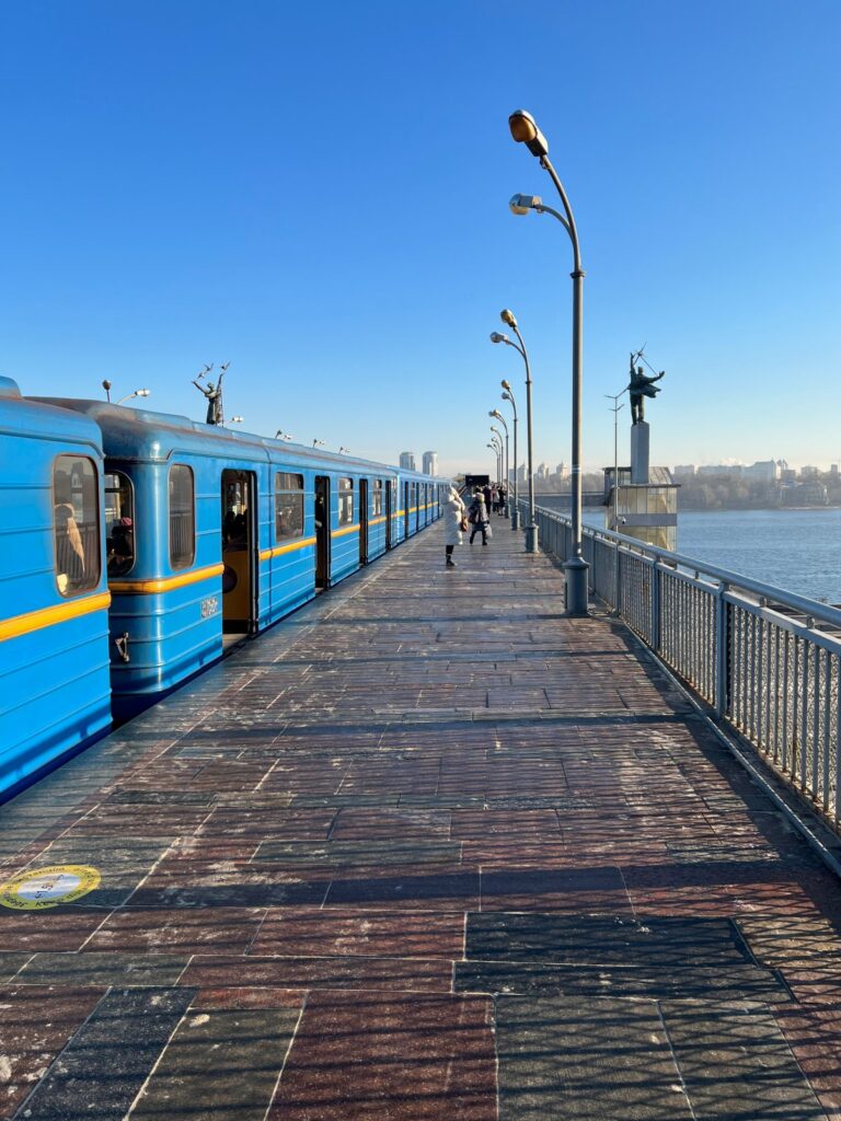 Kijów przed wojną - Stacja Dnipro Metra w Kijowie na Ukrainie i most przez Dniepr oraz posągi socrealistyczne