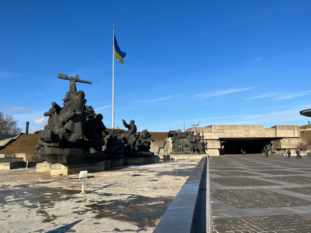 Pomnik socrealistyczny upamiętniający forsowanie Dniepru przez żołnierzy Armii Czerwonej w Muzeum Historii Ukrainy w II Wojnie Światowej w Kijowie na Ukrainie