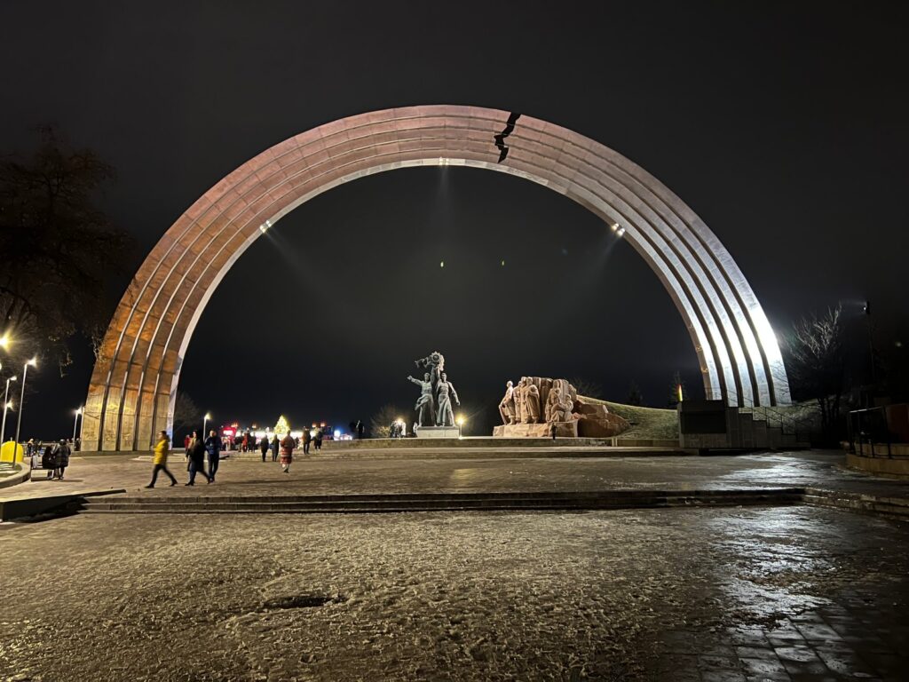 Ukraina Kijów przed wojną - Pomnik i Łuk Przyjaźni Narodów w Kijowie podświetlony nocą 