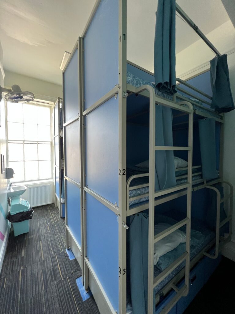 Tani nocleg centrum Londynu Smart Russell Square Hostel pokój hostelowy z piętrowymi łóżkami
