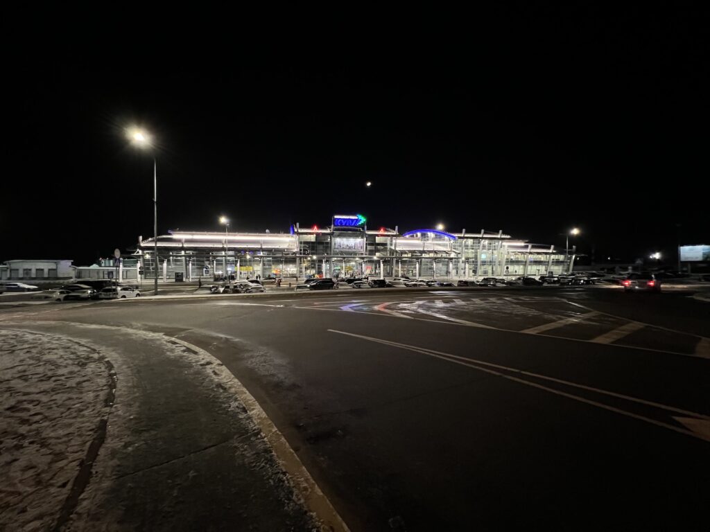 Ukraina Kijów terminal lotniska Kijów-Żulany nocą zima
