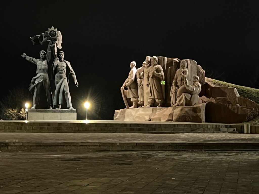 Kijów przed wojną pomnik Ludowej Przyjaźni i rzeźba upamiętniającą Ugodę Perejesławską