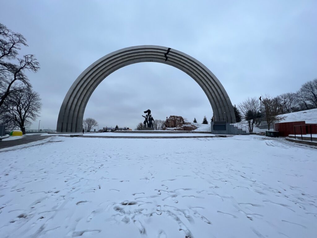 Kijów przed wojną - Łuk Przyjaźni Narodów zimą za dnia