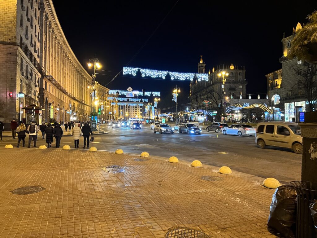 Ukraina Kijów iluminowany i rozświetlony centrum miasta