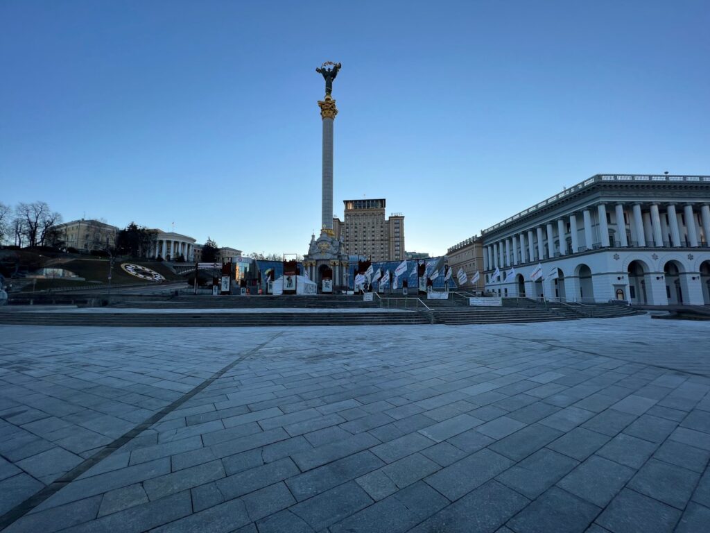 Pomnik Niepodległości i Hotel Ukraina na Placu Wolności w Kijowie w słoneczny poranek przed wojną