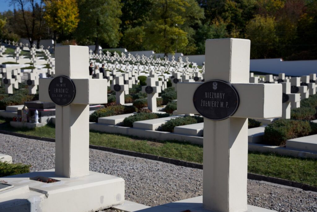 Cmentarz Orląt Lwowskich grób nieznanego żołnierza Wojska Polskiego biały kamienny krzyż