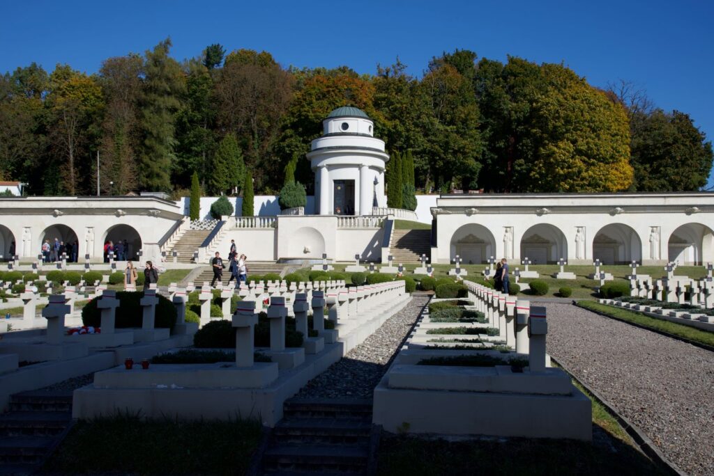 Cmentarz Orląt Lwowskich - kaplica w formie rotundy z poniżej katakumby i krypty
