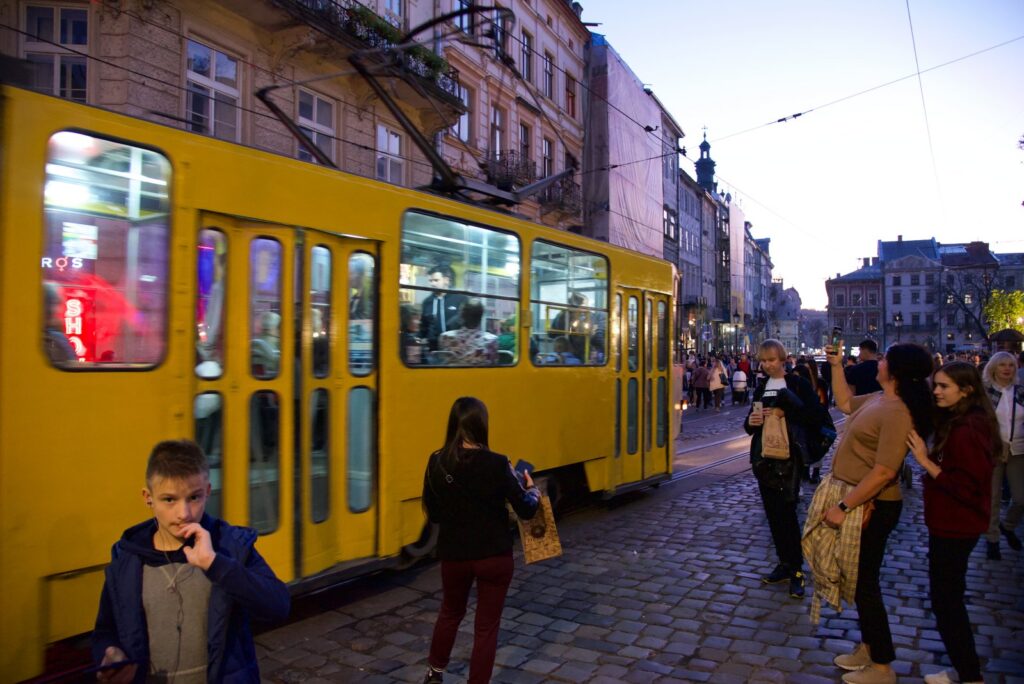 Wieczorny spacer po Lwowie - tramwaj na lwowskim rynku