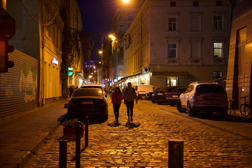 Wieczorny spacer po Lwowie - rozświetlona na pomarańczowo brukowana ulica