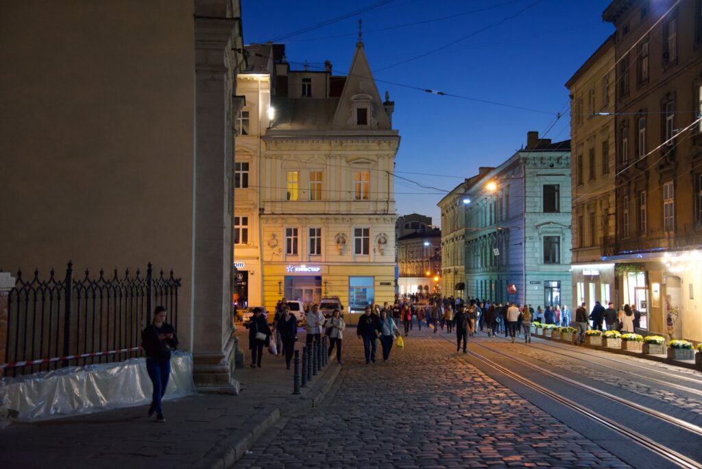 Wieczorny spacer po Lwowie - oświetlone kamienice