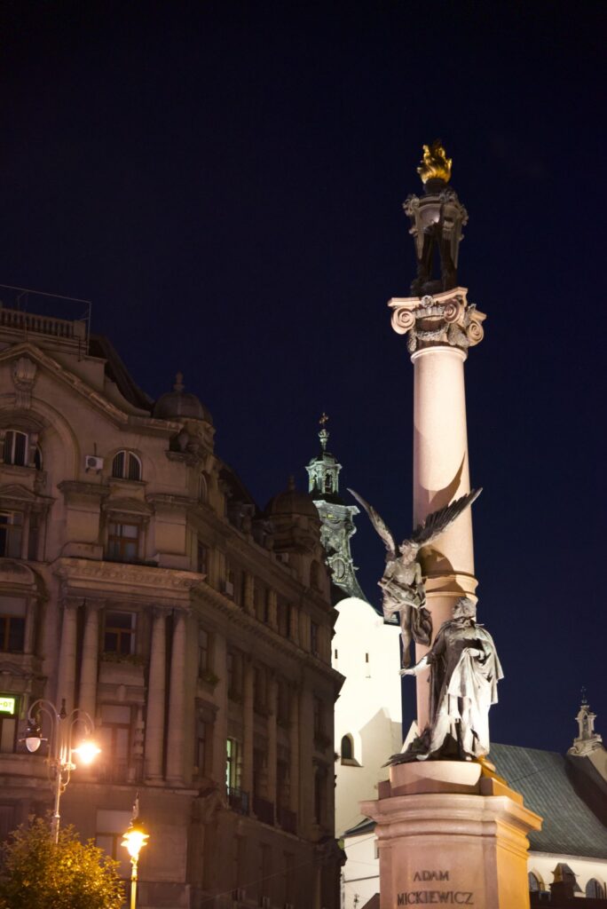 Wieczorny spacer po Lwowie pomnik z posągiem Adama Mickiewicza