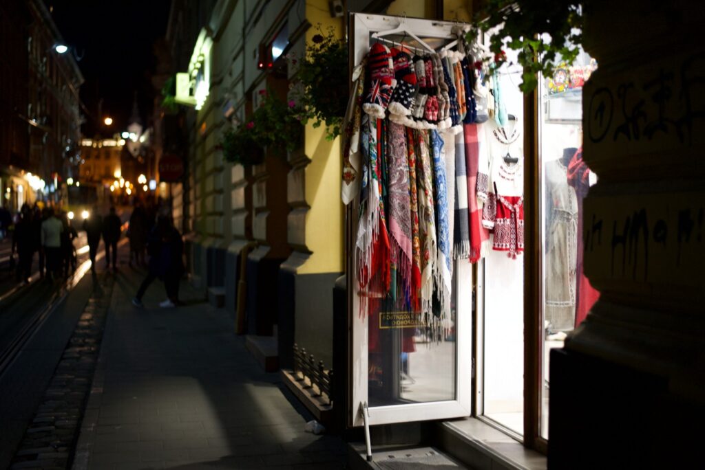 Wieczorny spacer po Lwowie sklep z pamiątkami